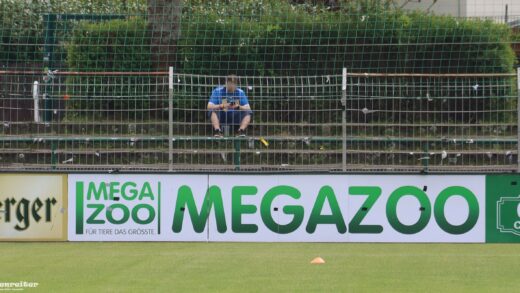 Clubschwein, traurig im Gästeblock des AKS.