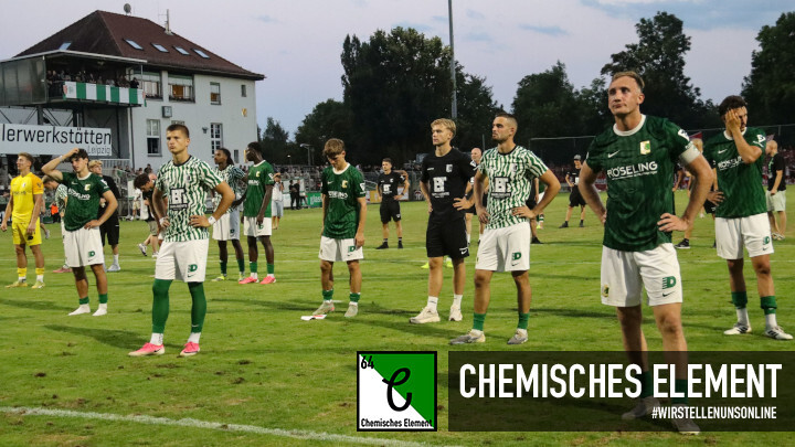 Spieler der BSG Chemie stehen resigniert auf dem Rasen