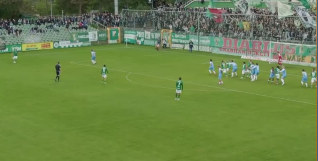 Szene aus dem Spiel gegen den CFC. Viele Spieler tummeln sich im Strafraum, Kühn wohl hauchzart im Abseits.